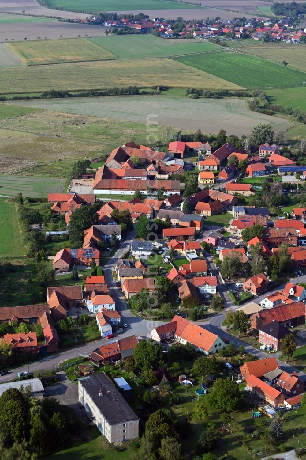 Aerial image Döhren - Agricultural land and field borders surround the settlement area of the village in Doehren in the state Saxony-Anhalt, Germany