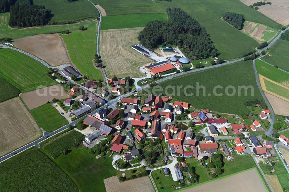 Aerial photograph Eichenhüll - Agricultural land and field borders surround the settlement area of the village in Eichenhuell in the state Bavaria, Germany