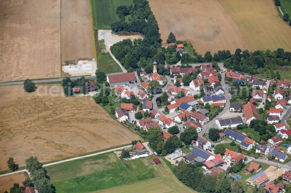 Fahrenzhausen from the bird's eye view: Agricultural land and field borders surround the settlement area of the village in Fahrenzhausen in the state Bavaria, Germany
