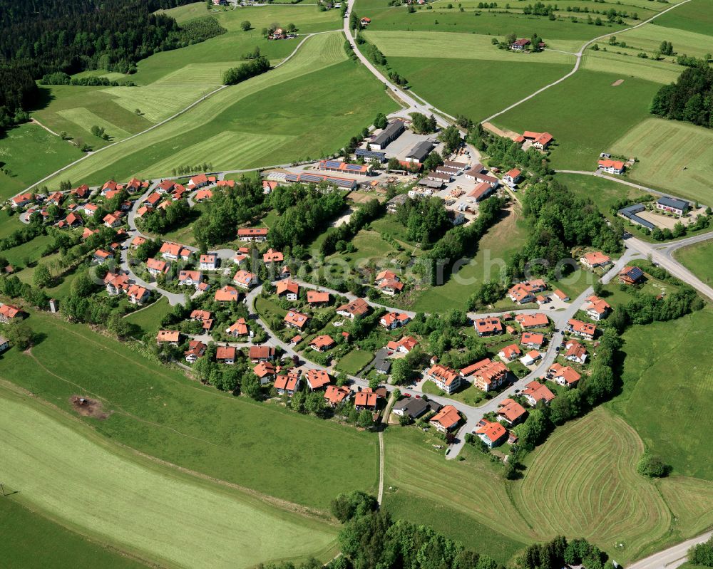 Aerial photograph Ahornöd - Agricultural land and field boundaries surround the settlement area of the village in Ahornöd in the state Bavaria, Germany
