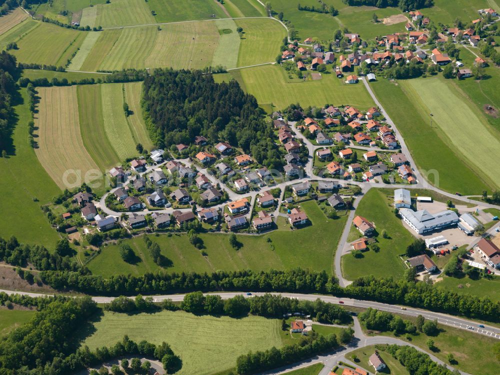 Aerial photograph Ahornöd - Agricultural land and field boundaries surround the settlement area of the village in Ahornöd in the state Bavaria, Germany