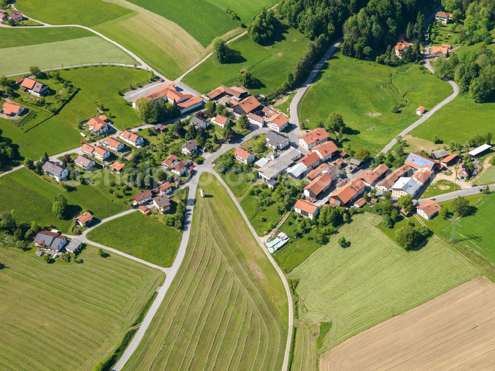 Aigenstadl from the bird's eye view: Agricultural land and field boundaries surround the settlement area of the village in Aigenstadl in the state Bavaria, Germany
