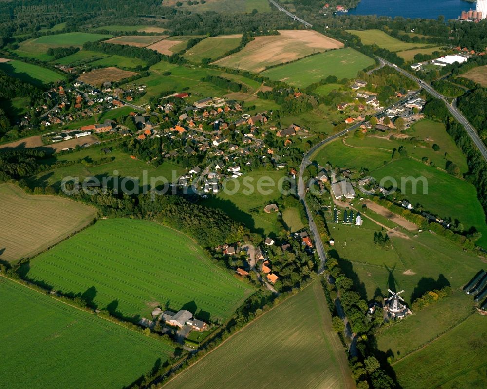 Aerial photograph Alt Mölln - Agricultural land and field boundaries surround the settlement area of the village in Alt Mölln in the state Schleswig-Holstein, Germany