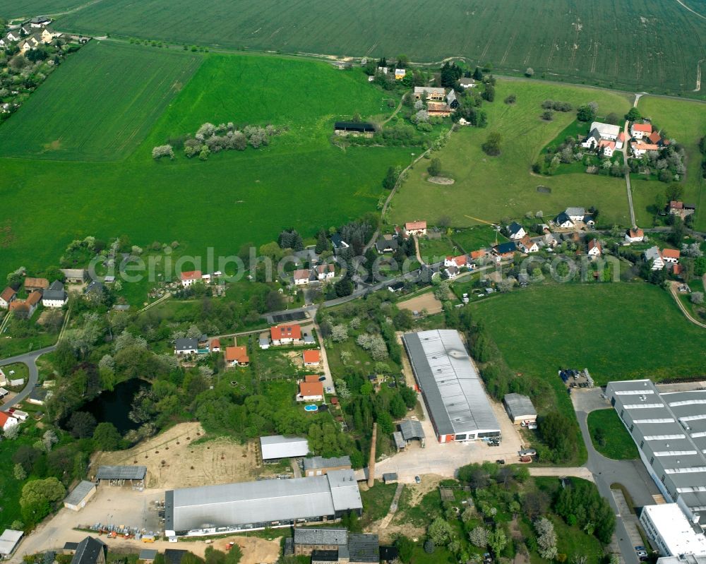 Altgeringswalde from the bird's eye view: Agricultural land and field boundaries surround the settlement area of the village in Altgeringswalde in the state Saxony, Germany