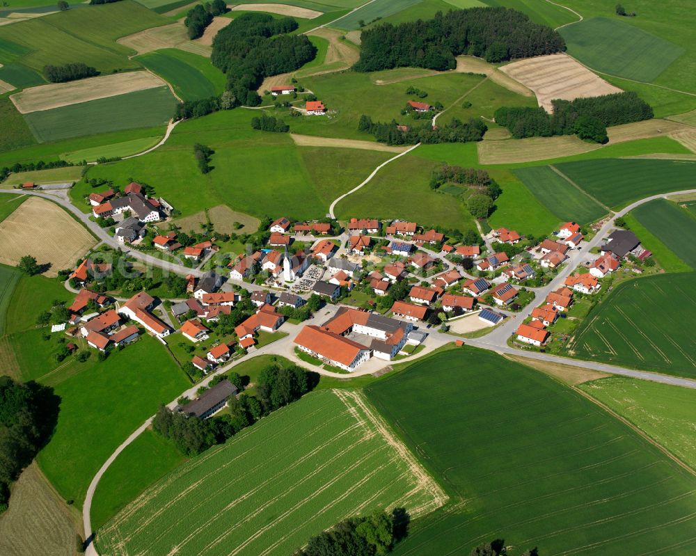 Aerial photograph Arbing - Agricultural land and field boundaries surround the settlement area of the village in Arbing in the state Bavaria, Germany