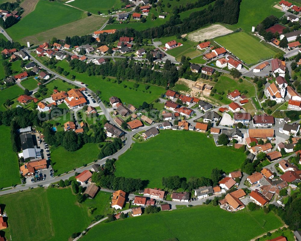 Aerial photograph Außerirlach - Agricultural land and field boundaries surround the settlement area of the village in Außerirlach in the state Bavaria, Germany