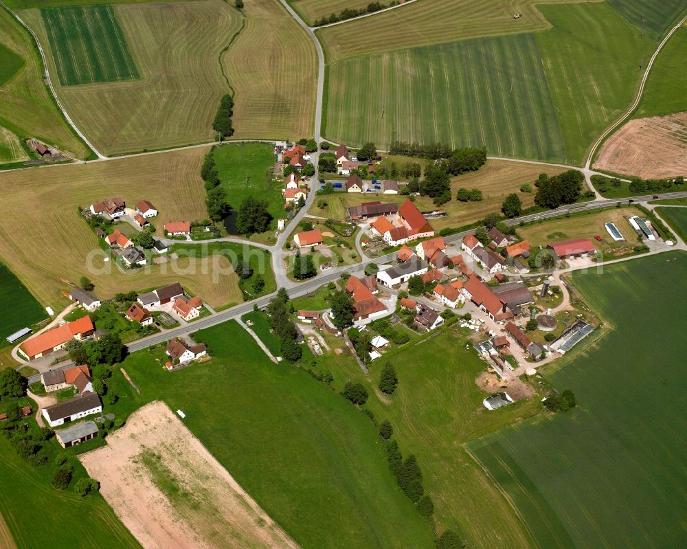 Aerial photograph Banzenweiler - Agricultural land and field boundaries surround the settlement area of the village in Banzenweiler in the state Bavaria, Germany