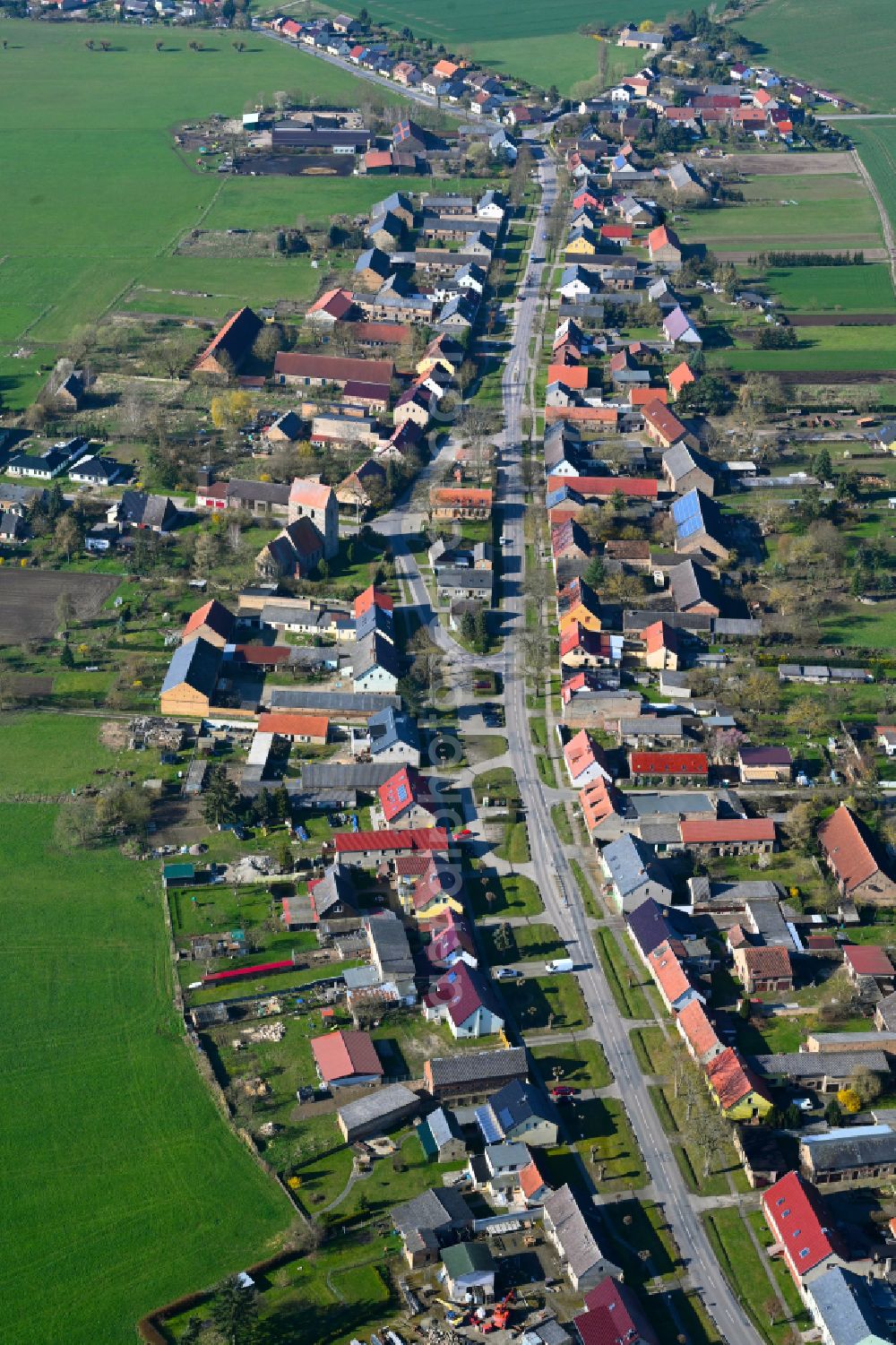Aerial photograph Bergsdorf - Agricultural land and field boundaries surround the settlement area of the village in Bergsdorf in the state Brandenburg, Germany