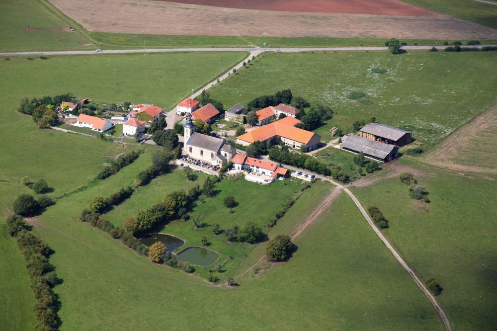 Aerial photograph Berig-Vintrange - Agricultural land and field boundaries surround the settlement area of the village in Berig-Vintrange in Grand Est, France