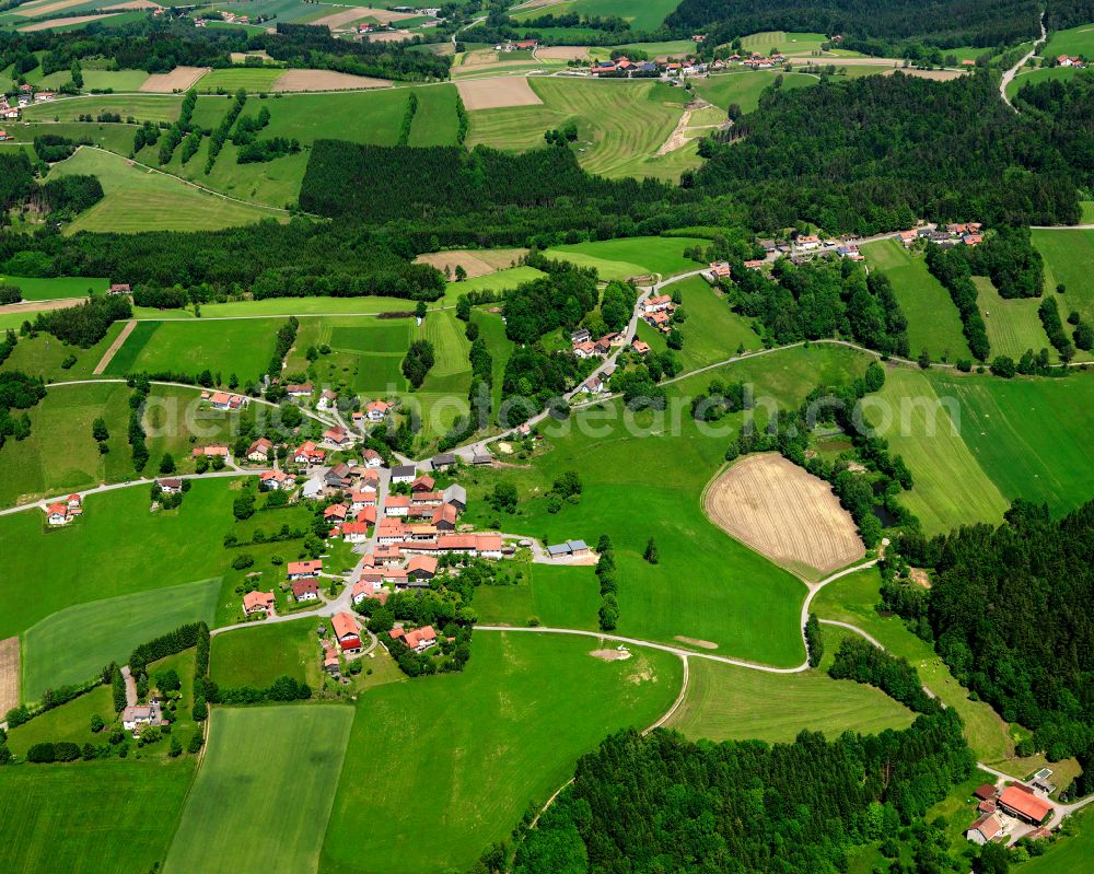 Aerial photograph Bernhardsberg - Agricultural land and field boundaries surround the settlement area of the village in Bernhardsberg in the state Bavaria, Germany