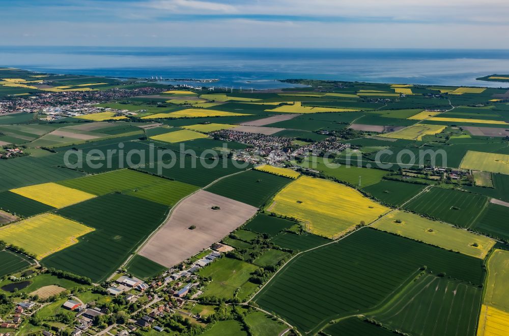 Aerial photograph Fehmarn - Agricultural land and field boundaries surround the settlement area of the village in Bisdorf in Fehmarn on the island of Fehmarn in the state Schleswig-Holstein, Germany