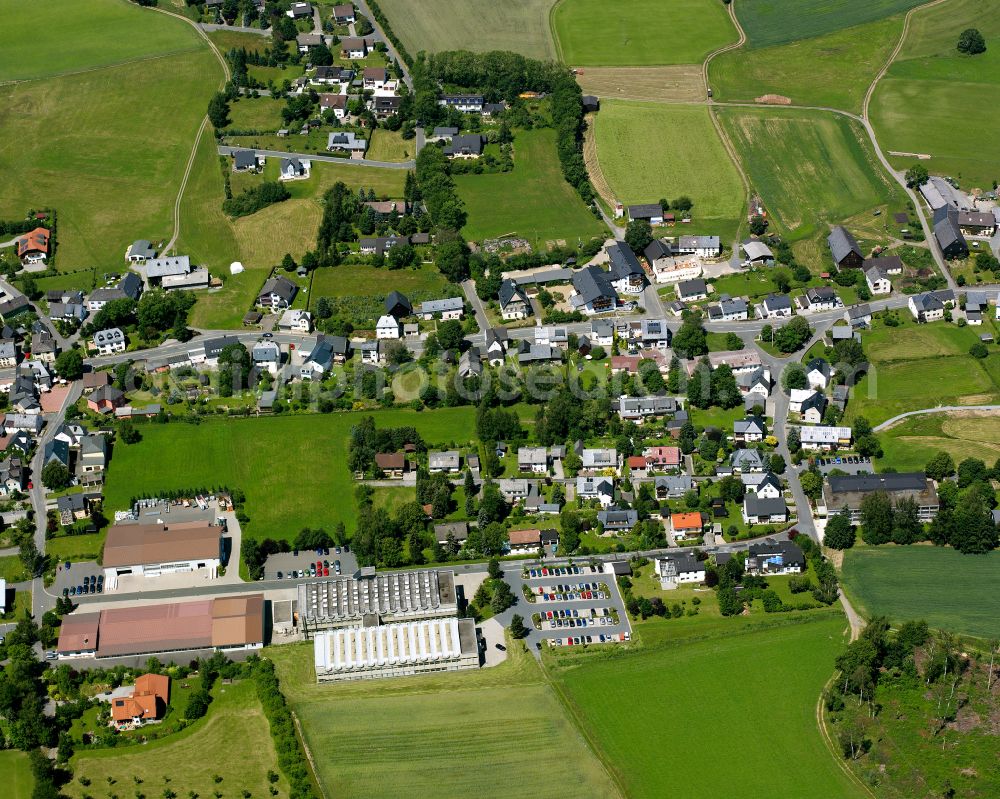 Aerial photograph Bobengrün - Agricultural land and field boundaries surround the settlement area of the village in Bobengrün in the state Bavaria, Germany