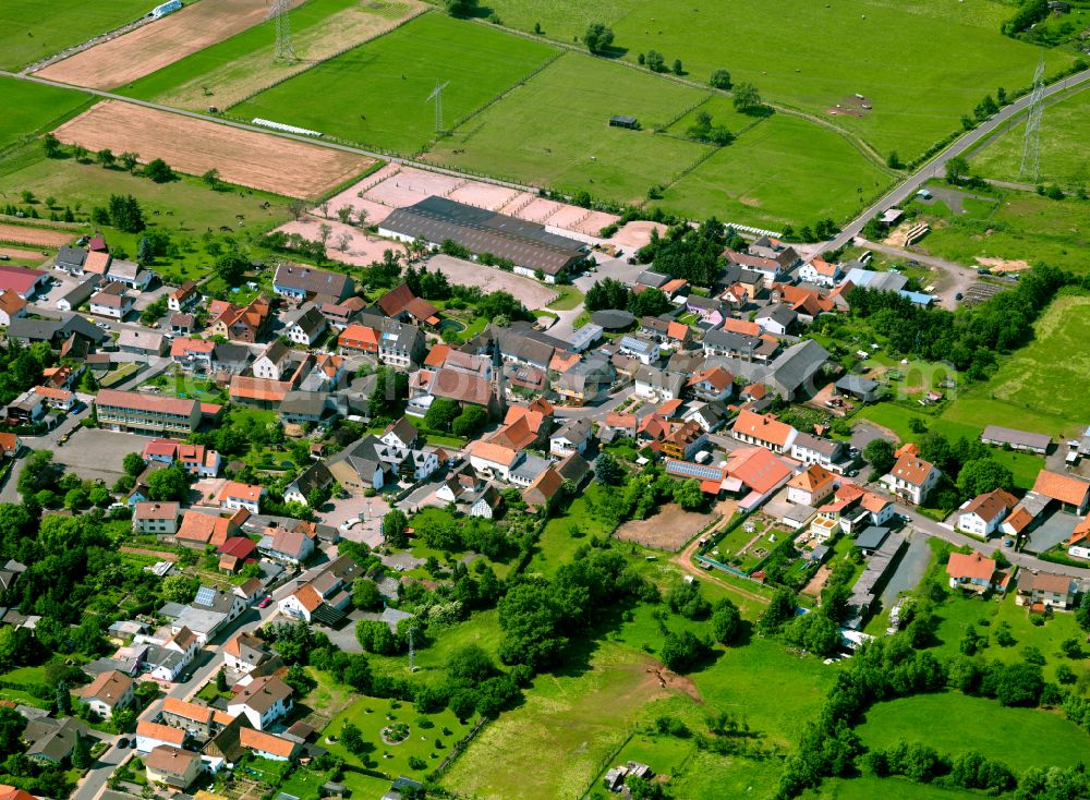 Aerial photograph Börrstadt - Agricultural land and field boundaries surround the settlement area of the village in Börrstadt in the state Rhineland-Palatinate, Germany