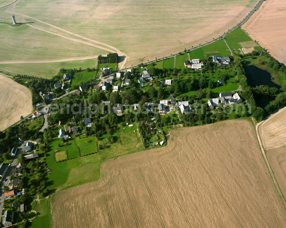 Aerial photograph Bräunsdorf - Agricultural land and field boundaries surround the settlement area of the village in Bräunsdorf in the state Saxony, Germany