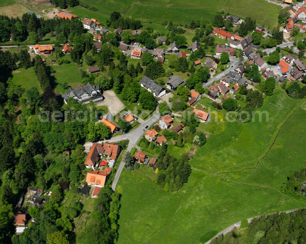 Aerial photograph Buntenbock - Agricultural land and field boundaries surround the settlement area of the village in Buntenbock in the state Lower Saxony, Germany
