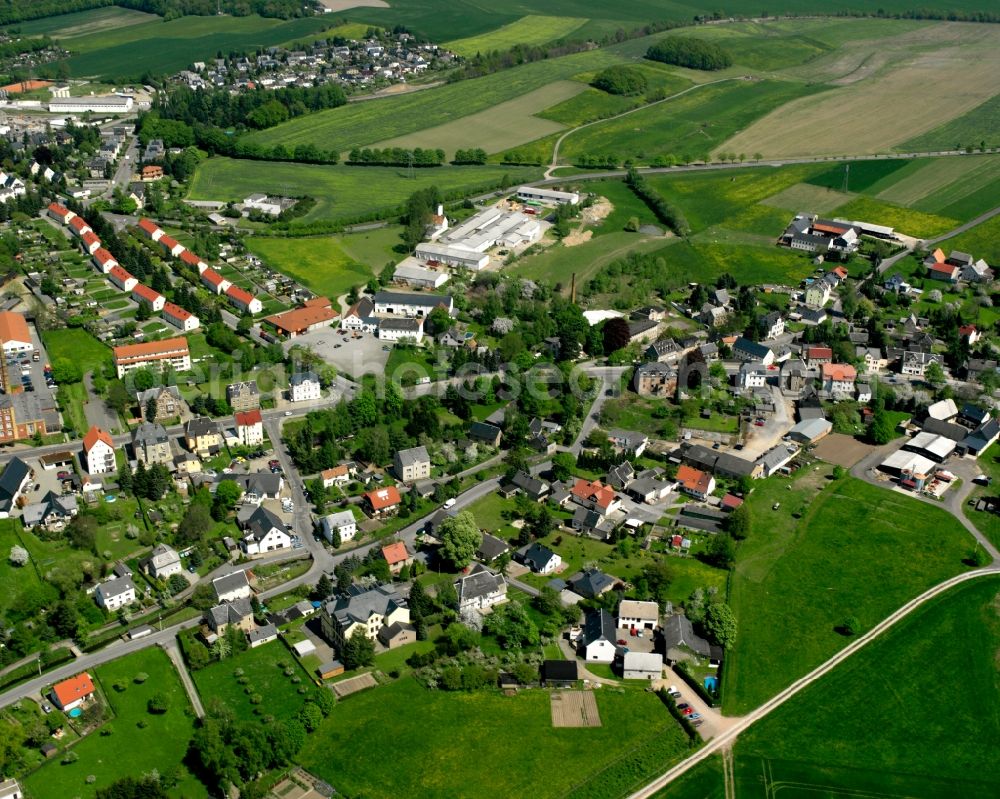 Burkersdorf from the bird's eye view: Agricultural land and field boundaries surround the settlement area of the village in Burkersdorf in the state Saxony, Germany