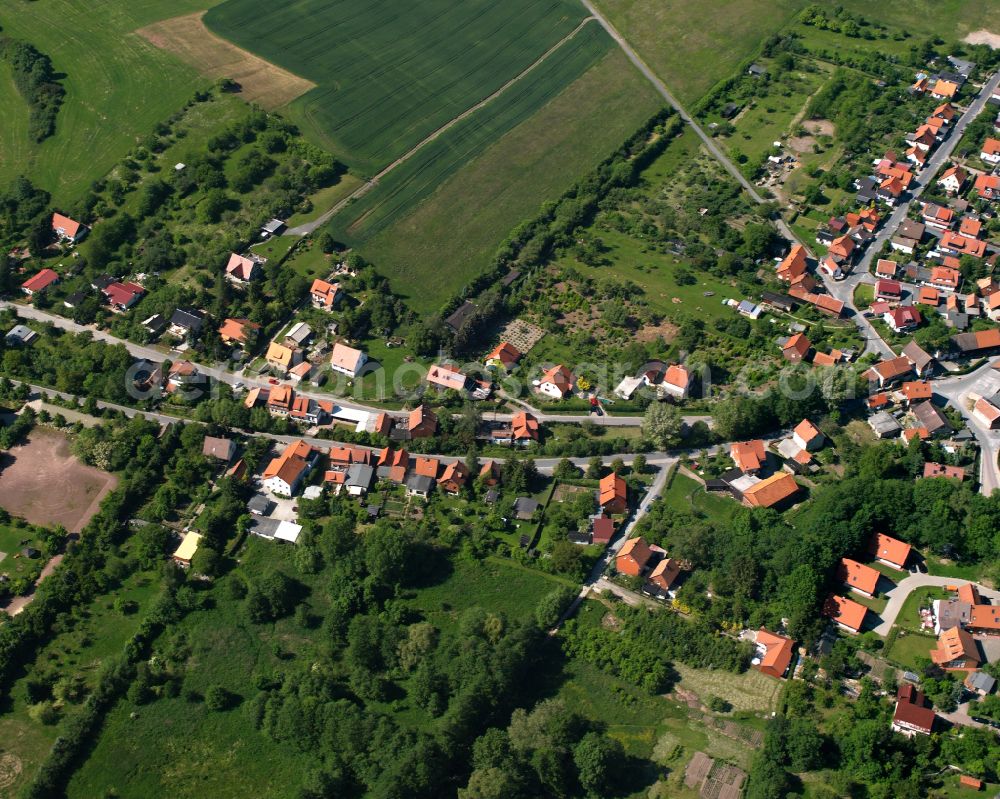 Darlingerode from the bird's eye view: Agricultural land and field boundaries surround the settlement area of the village in Darlingerode in the state Saxony-Anhalt, Germany