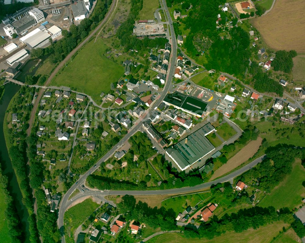 Aerial photograph Dölau - Agricultural land and field boundaries surround the settlement area of the village in Dölau in the state Thuringia, Germany