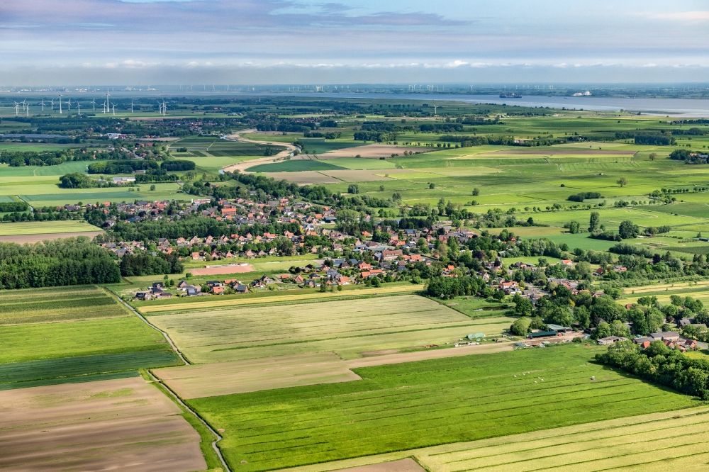 Aerial photograph Dornbusch - Agricultural land and field boundaries surround the settlement area of the village in Dornbusch in the state Lower Saxony, Germany
