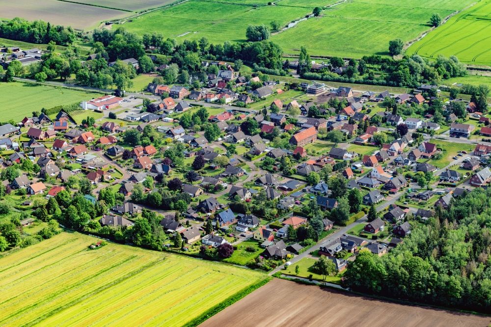 Aerial image Dornbusch - Agricultural land and field boundaries surround the settlement area of the village in Dornbusch in the state Lower Saxony, Germany