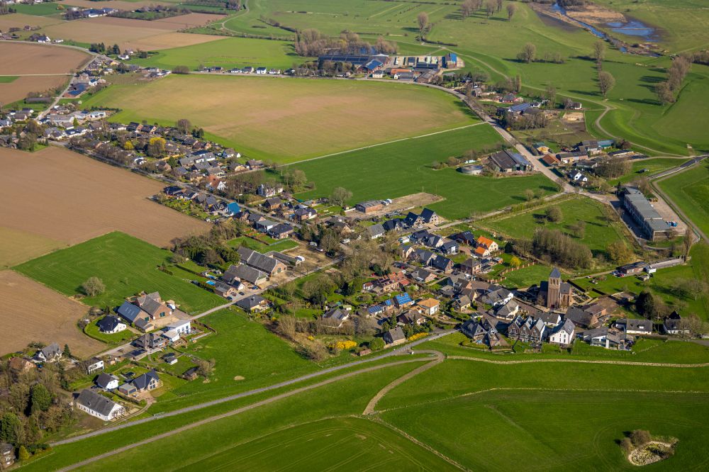 Aerial photograph Dornick - Agricultural land and field boundaries surround the settlement area of the village in Dornick in the state North Rhine-Westphalia, Germany