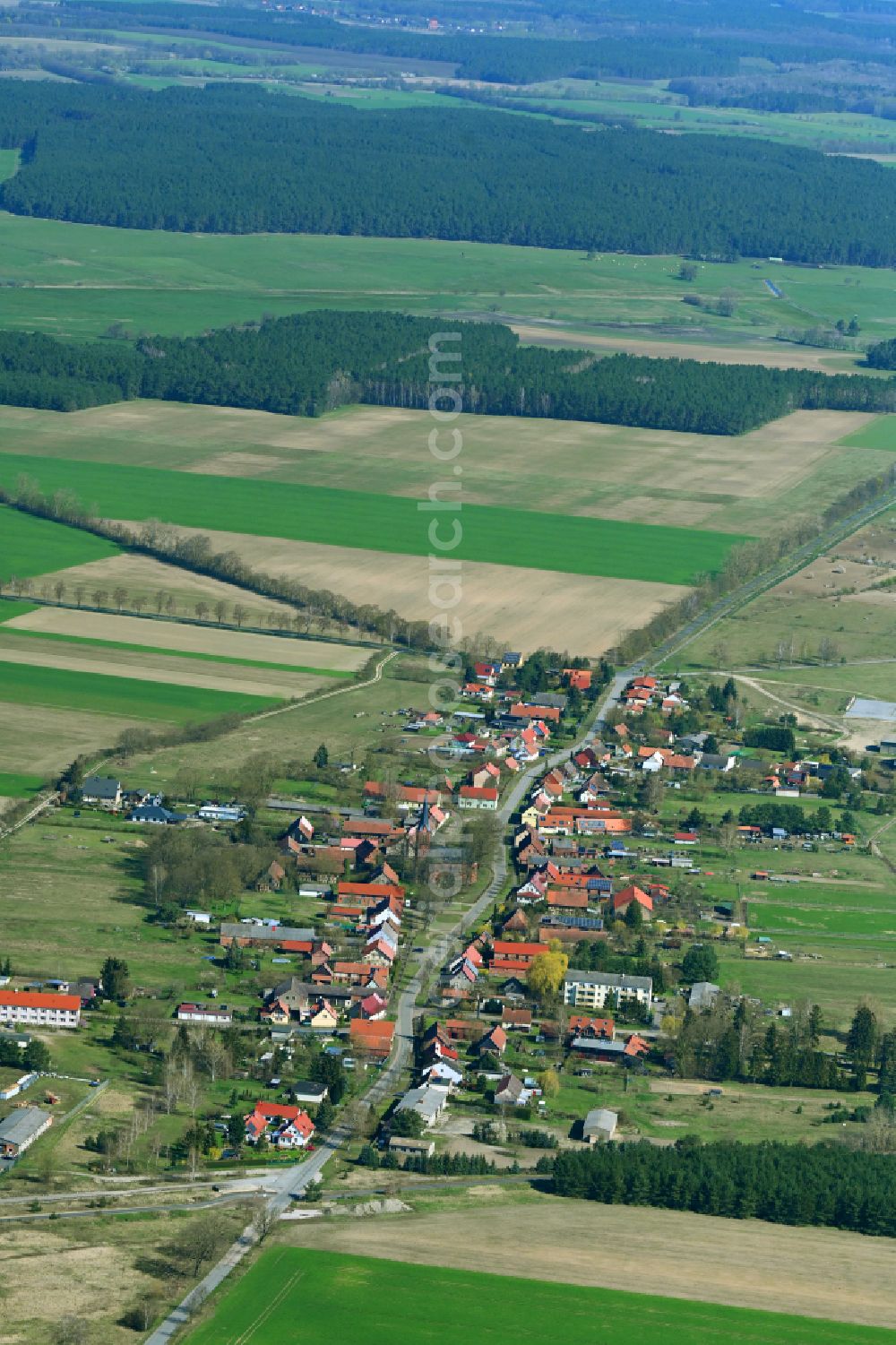 Aerial photograph Dranse - Agricultural land and field boundaries surround the settlement area of the village on street Dorfstrasse in Dranse in the state Brandenburg, Germany