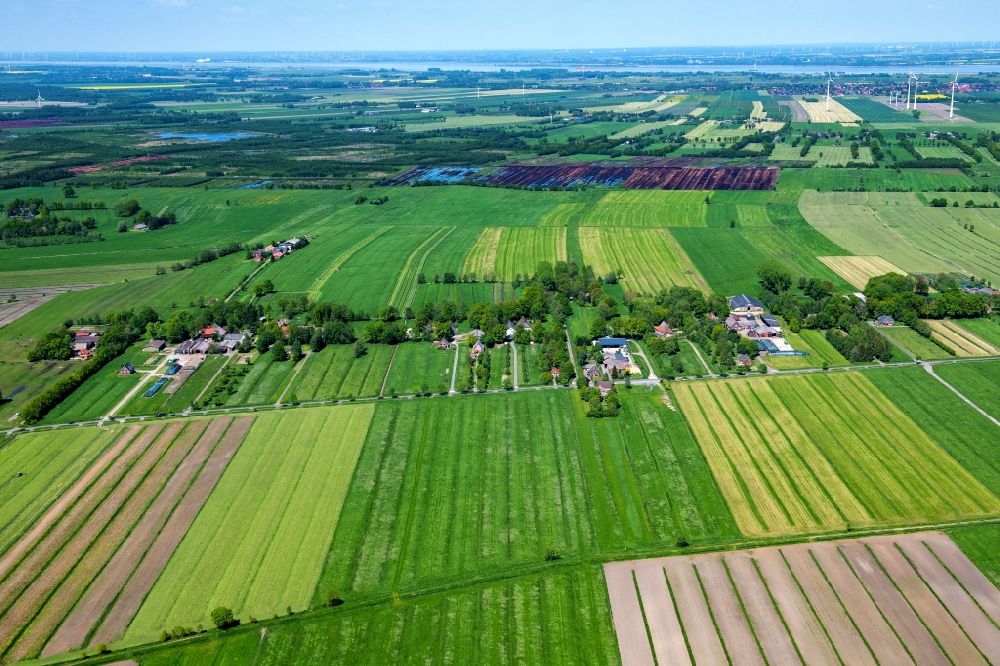 Aerial photograph Engelschoff - Agricultural land and field boundaries surround the settlement area of the village in Engelschoff in the state Lower Saxony, Germany