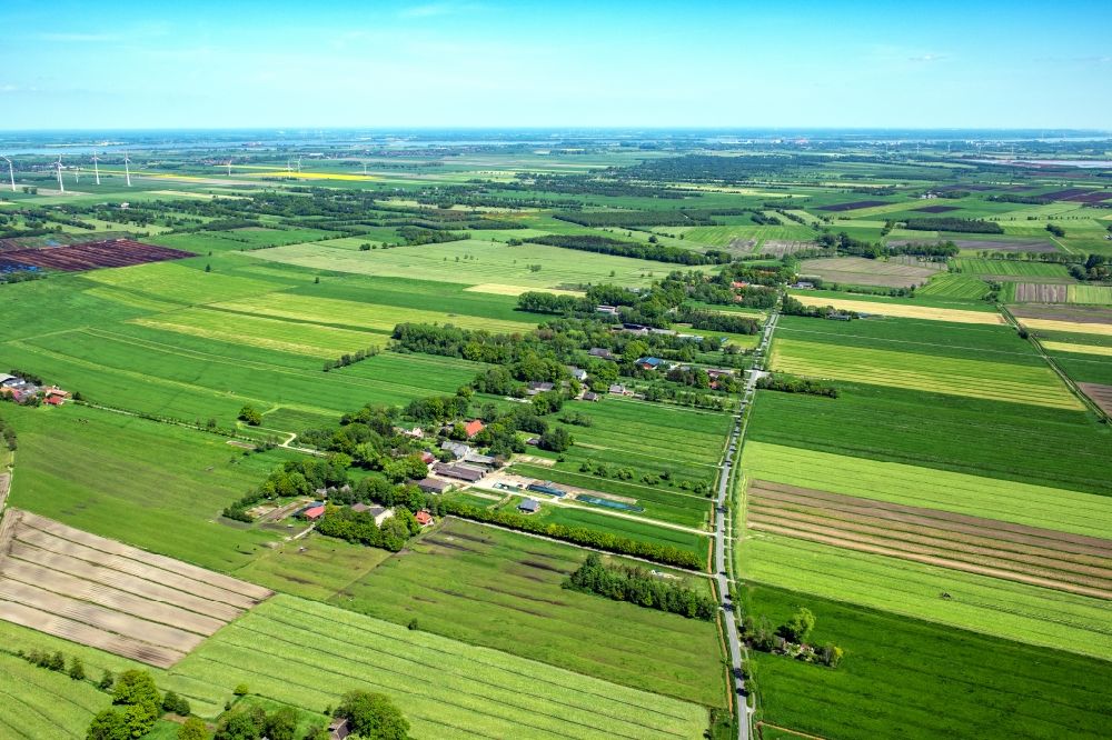 Engelschoff from the bird's eye view: Agricultural land and field boundaries surround the settlement area of the village in Engelschoff in the state Lower Saxony, Germany