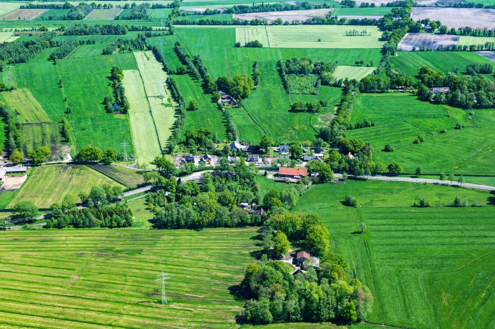 Aerial photograph Engelschoff - Agricultural land and field boundaries surround the settlement area of the village in Engelschoff in the state Lower Saxony, Germany