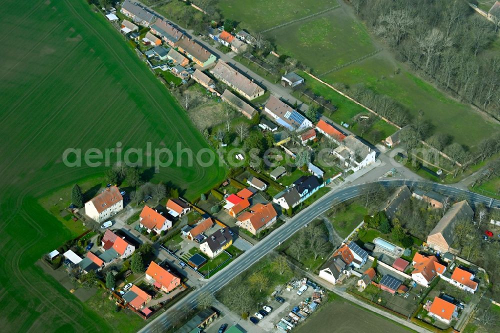 Aerial photograph Etzdorf - Agricultural land and field boundaries surround the settlement area of the village in Etzdorf in the state Saxony-Anhalt, Germany