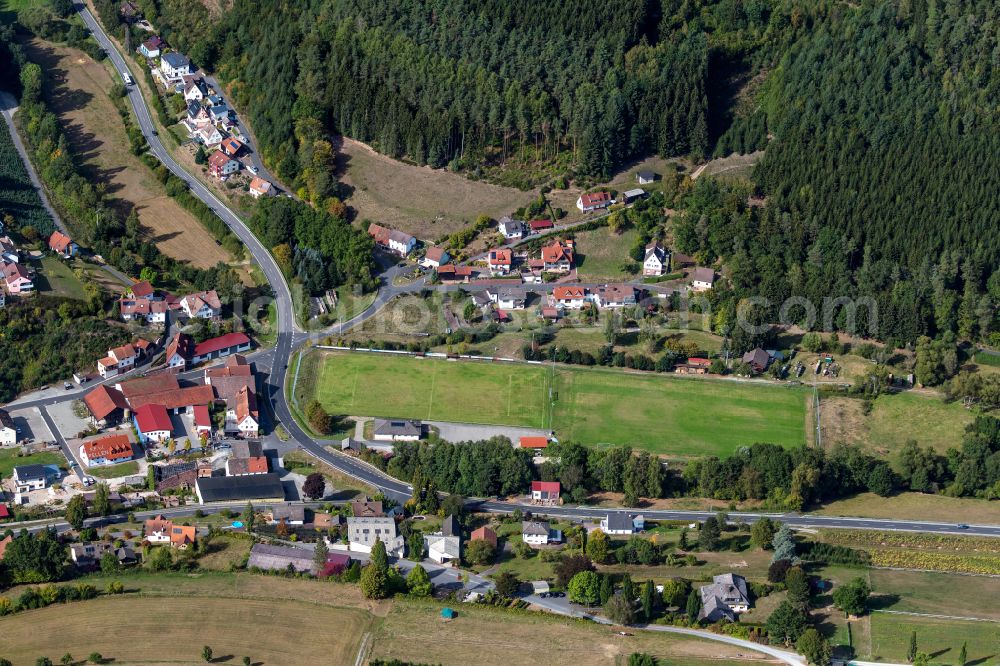 Fellen from the bird's eye view: Agricultural land and field boundaries surround the settlement area of the village in Fellen in the state Bavaria, Germany