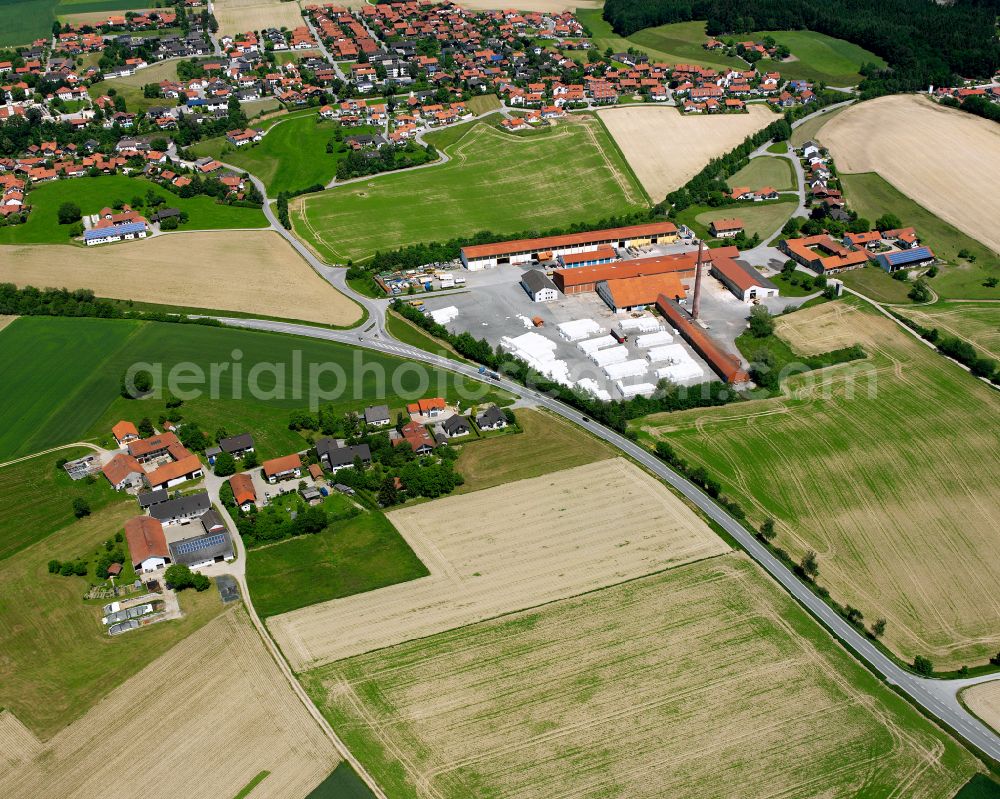 Ferndörfl from the bird's eye view: Agricultural land and field boundaries surround the settlement area of the village in Ferndörfl in the state Bavaria, Germany