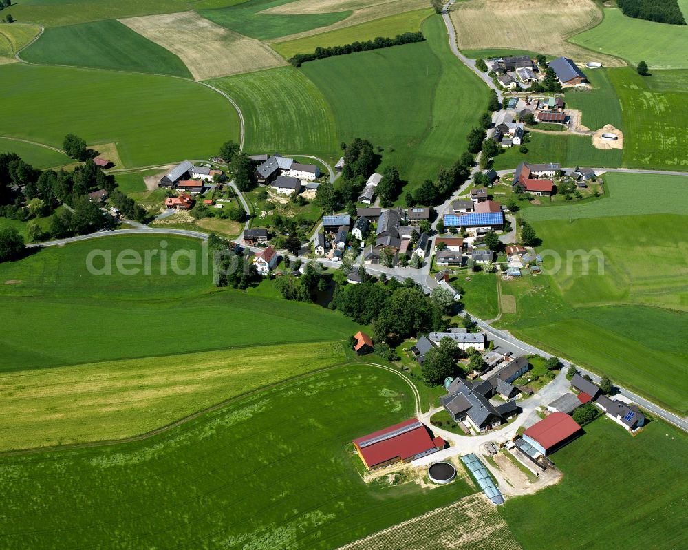 Aerial photograph Fletschenreuth - Agricultural land and field boundaries surround the settlement area of the village in Fletschenreuth in the state Bavaria, Germany