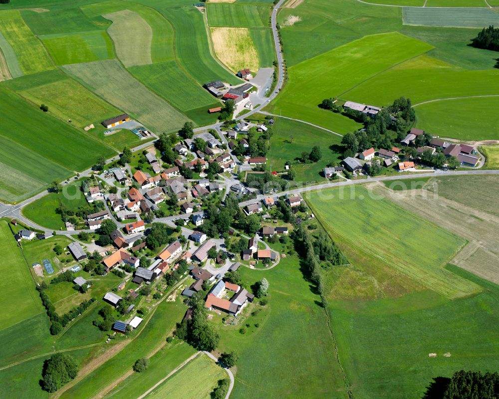Aerial photograph Friedmannsdorf - Agricultural land and field boundaries surround the settlement area of the village in Friedmannsdorf in the state Bavaria, Germany