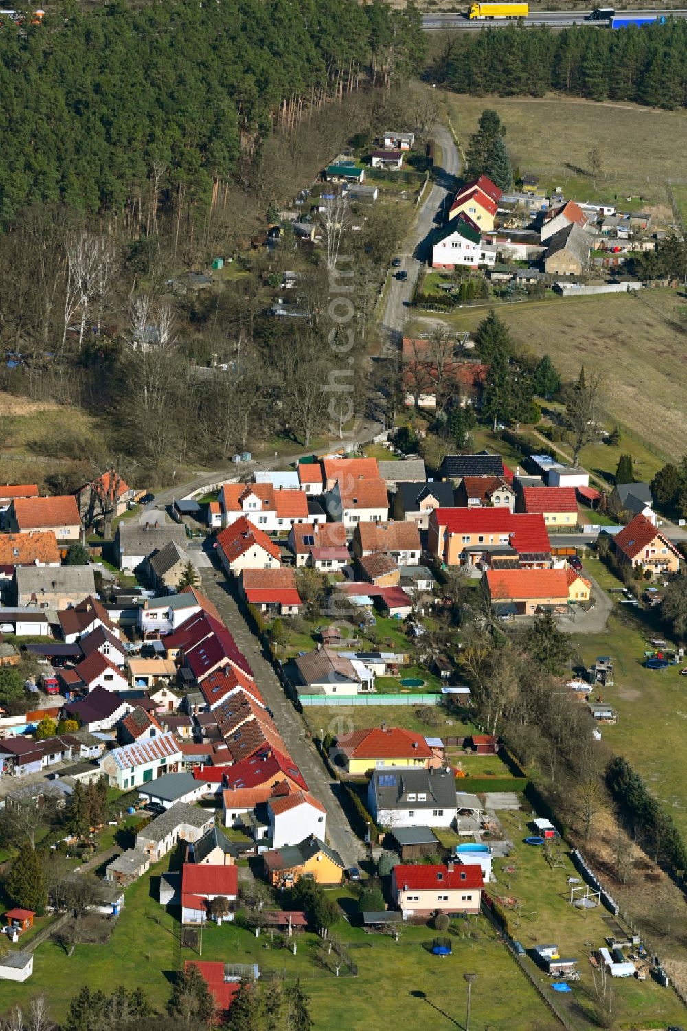 Aerial photograph Friedrichshof - Agricultural land and field boundaries surround the settlement area of the village in Friedrichshof in the state Brandenburg, Germany