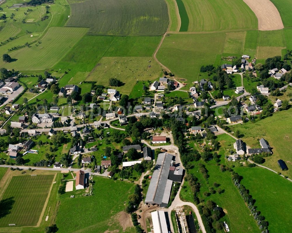 Aerial photograph Gahlenz - Agricultural land and field boundaries surround the settlement area of the village in Gahlenz in the state Saxony, Germany
