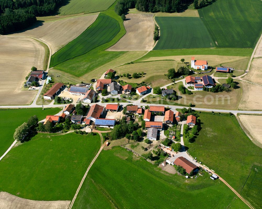Georgenberg from the bird's eye view: Agricultural land and field boundaries surround the settlement area of the village in Georgenberg in the state Bavaria, Germany