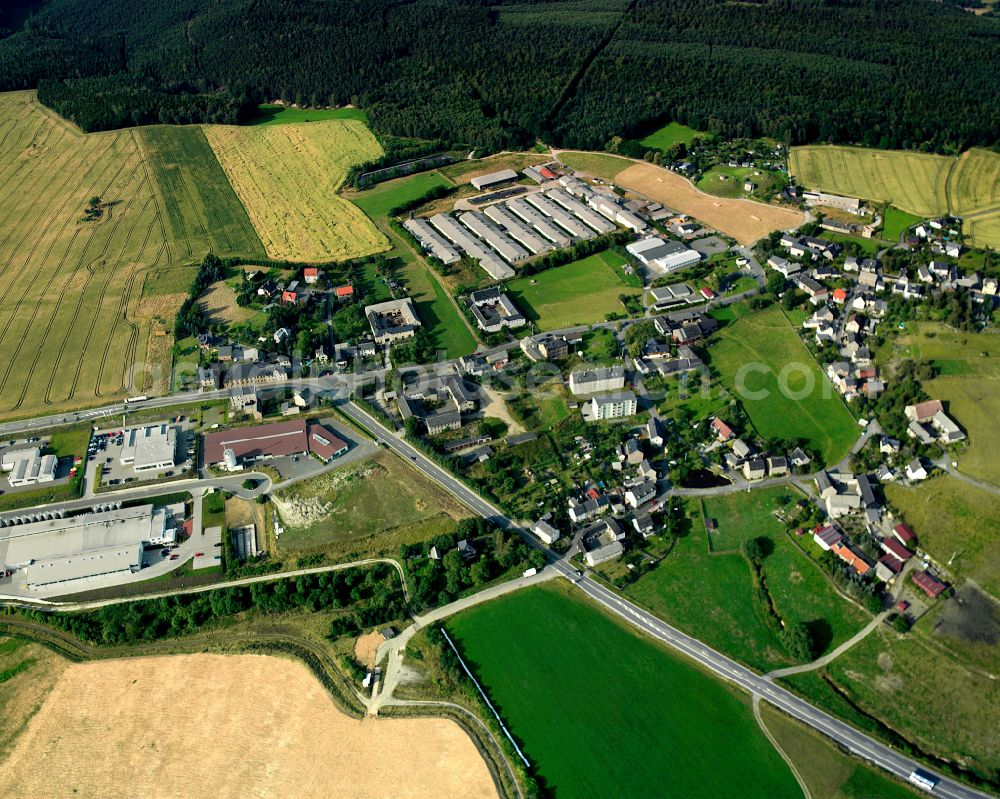 Aerial photograph Gommla - Agricultural land and field boundaries surround the settlement area of the village in Gommla in the state Thuringia, Germany
