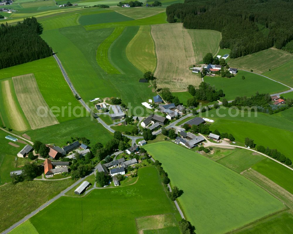 Aerial photograph Gottfriedsreuth - Agricultural land and field boundaries surround the settlement area of the village in Gottfriedsreuth in the state Bavaria, Germany