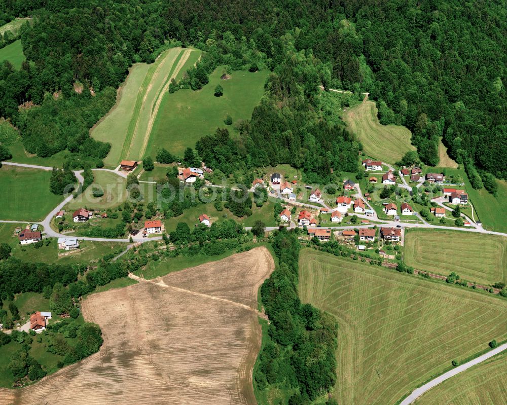 Grillaberg from the bird's eye view: Agricultural land and field boundaries surround the settlement area of the village in Grillaberg in the state Bavaria, Germany