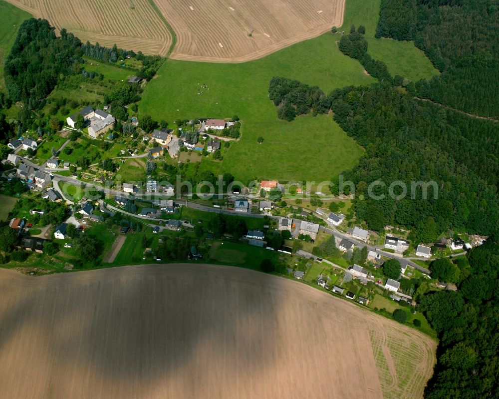 Aerial photograph Grünberg - Agricultural land and field boundaries surround the settlement area of the village in Grünberg in the state Saxony, Germany