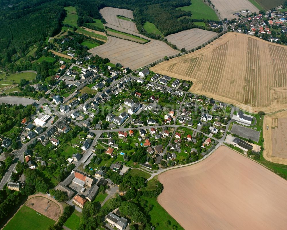 Aerial image Grünberg - Agricultural land and field boundaries surround the settlement area of the village in Grünberg in the state Saxony, Germany
