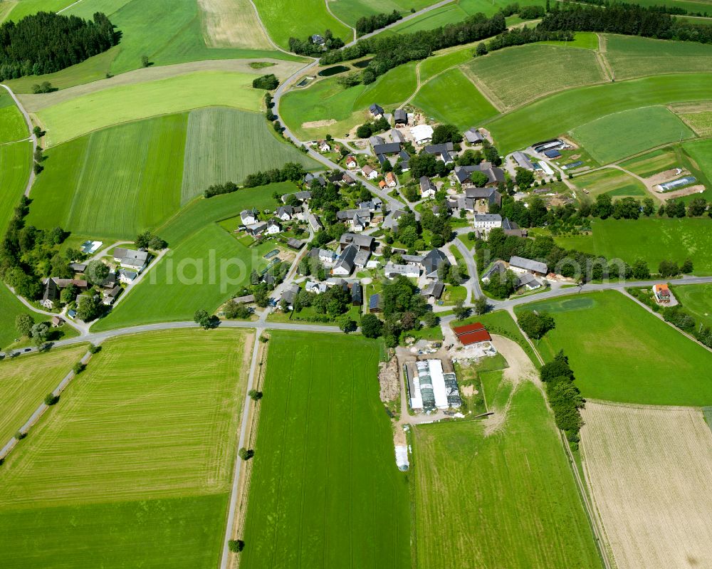 Aerial photograph Großlosnitz - Agricultural land and field boundaries surround the settlement area of the village in Großlosnitz in the state Bavaria, Germany