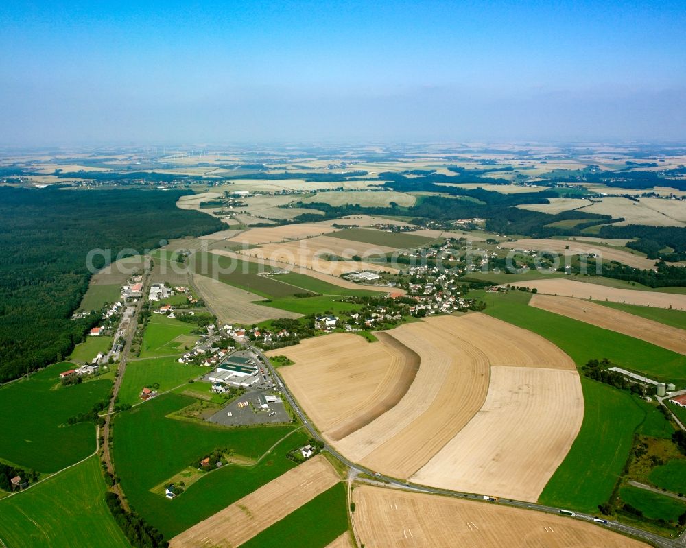 Aerial photograph Großvoigtsberg - Agricultural land and field boundaries surround the settlement area of the village in Großvoigtsberg in the state Saxony, Germany