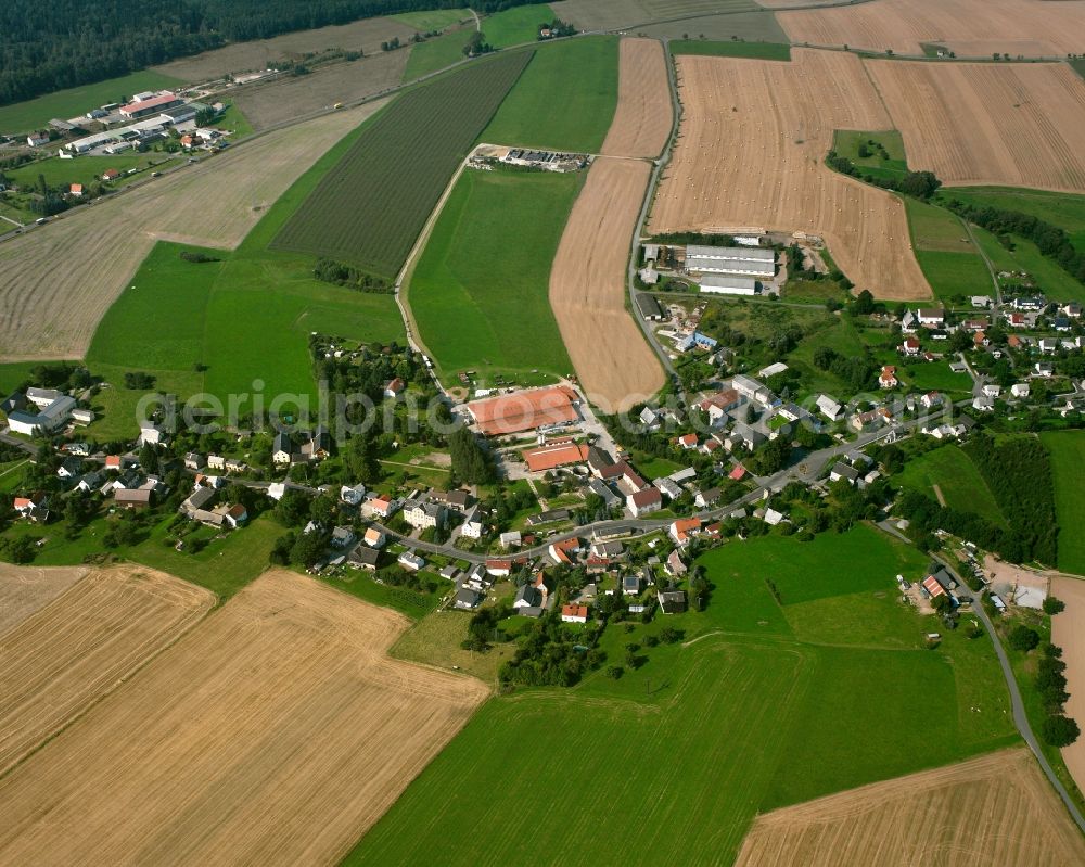 Großvoigtsberg from the bird's eye view: Agricultural land and field boundaries surround the settlement area of the village in Großvoigtsberg in the state Saxony, Germany