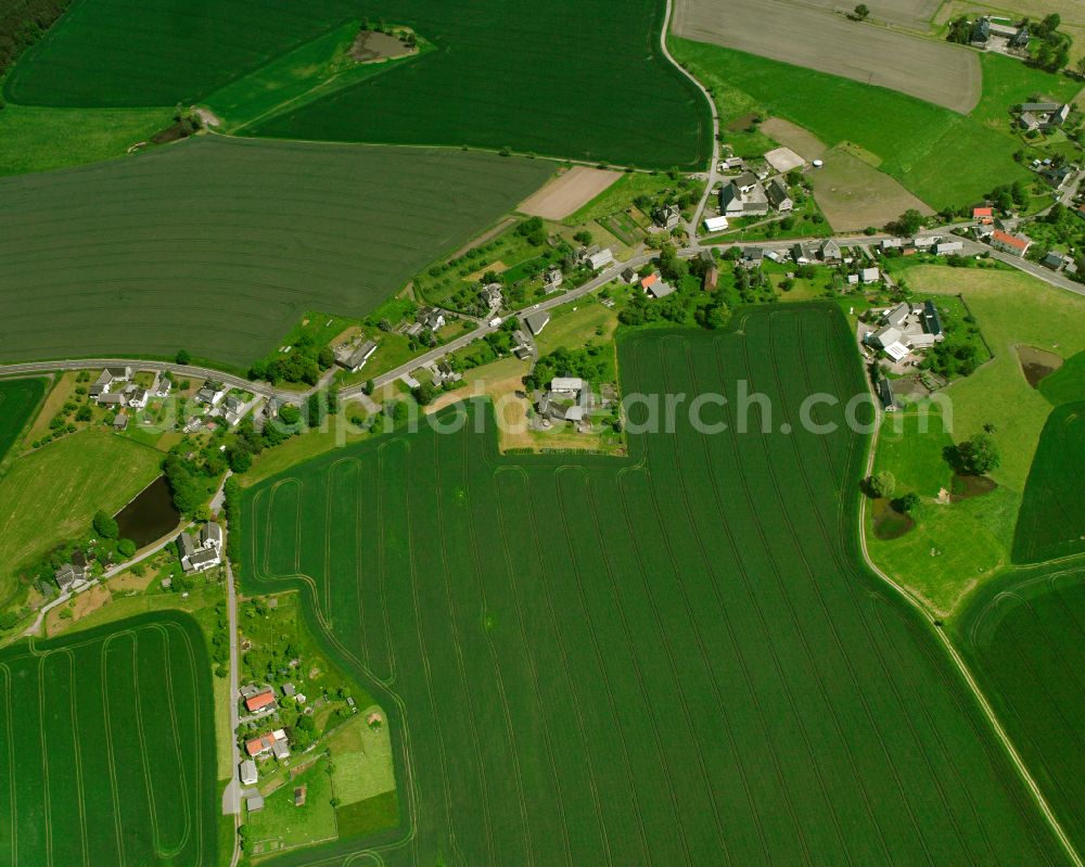 Aerial photograph Göttendorf - Agricultural land and field boundaries surround the settlement area of the village in Göttendorf in the state Thuringia, Germany