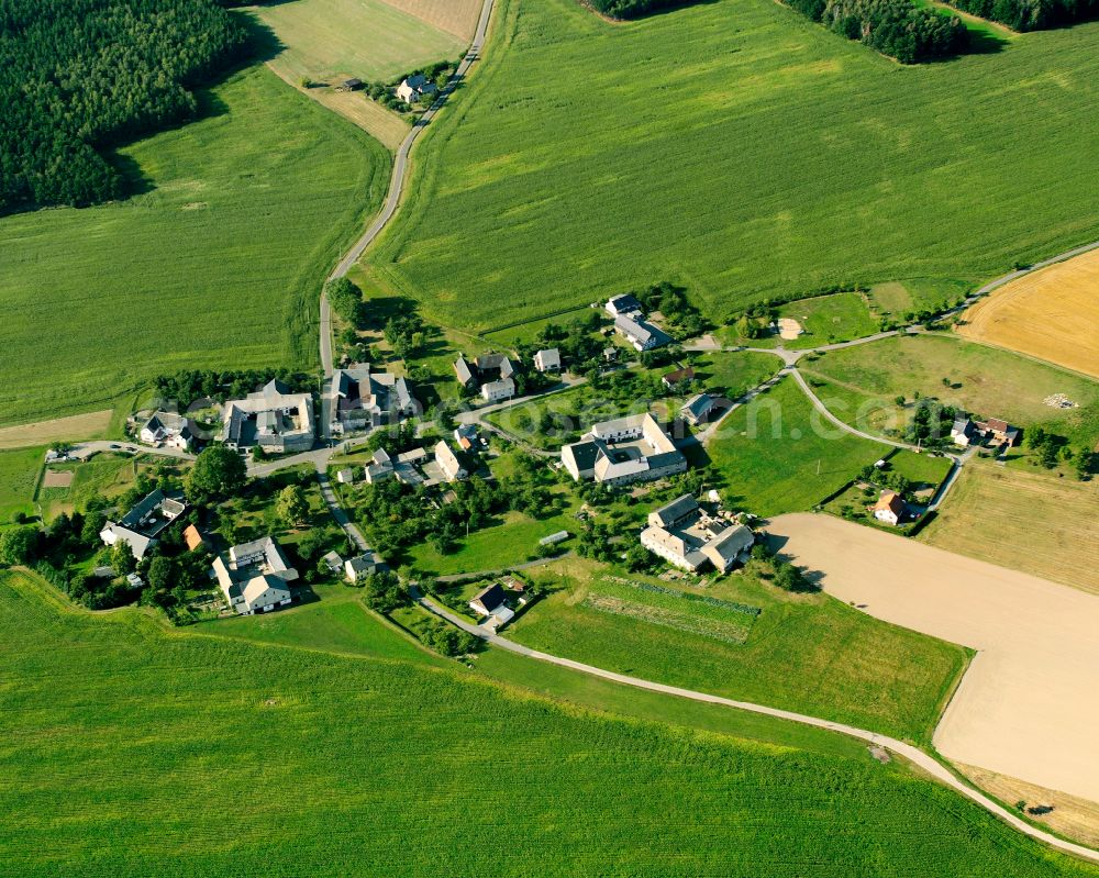 Hainsberg from the bird's eye view: Agricultural land and field boundaries surround the settlement area of the village in Hainsberg in the state Thuringia, Germany