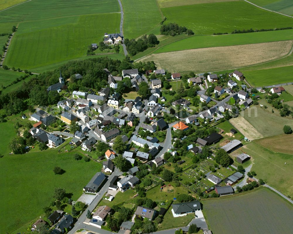 Aerial photograph Hallerstein - Agricultural land and field boundaries surround the settlement area of the village in Hallerstein in the state Bavaria, Germany