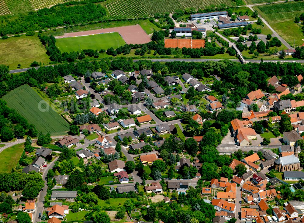 Aerial photograph Harxheim - Agricultural land and field boundaries surround the settlement area of the village in Harxheim in the state Rhineland-Palatinate, Germany