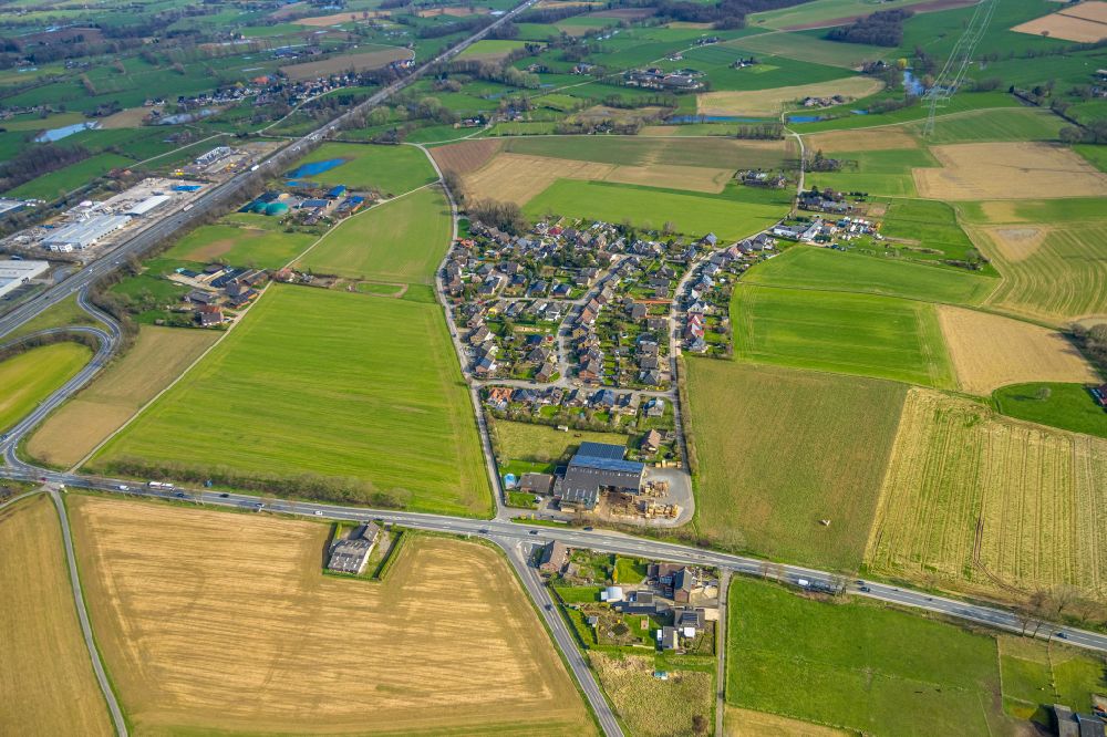 Aerial photograph Heelden - Agricultural land and field boundaries surround the settlement area of the village in Heelden in the state North Rhine-Westphalia, Germany